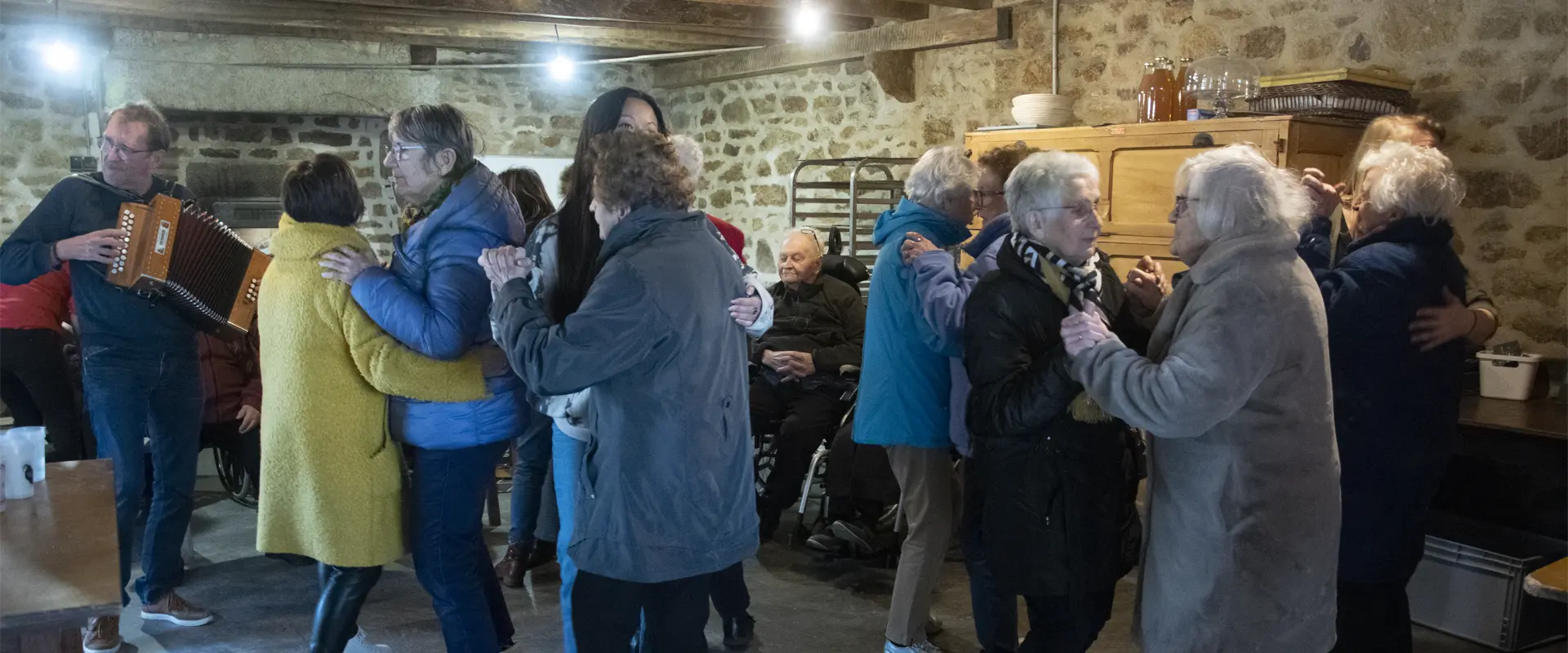 Photo des personnes âgées qui dansent pendant une animation au Fournil Animé