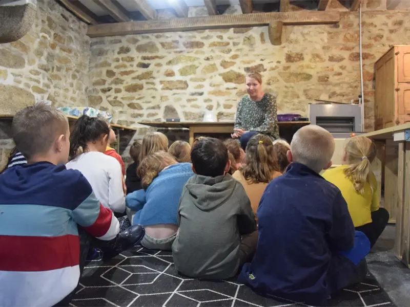 Photo de Camille racontant une histoire aux enfants lors d'une animation au Fournil Animé