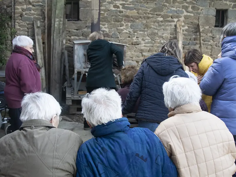 Photo d'un groupe devant le four à bois au Fournil Animé