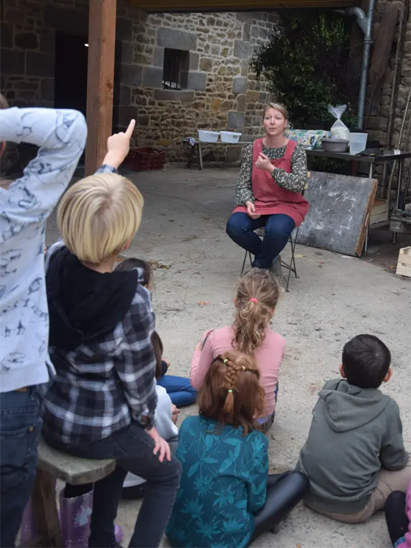 Image des enfants devant le four à bois au Fournil Animé