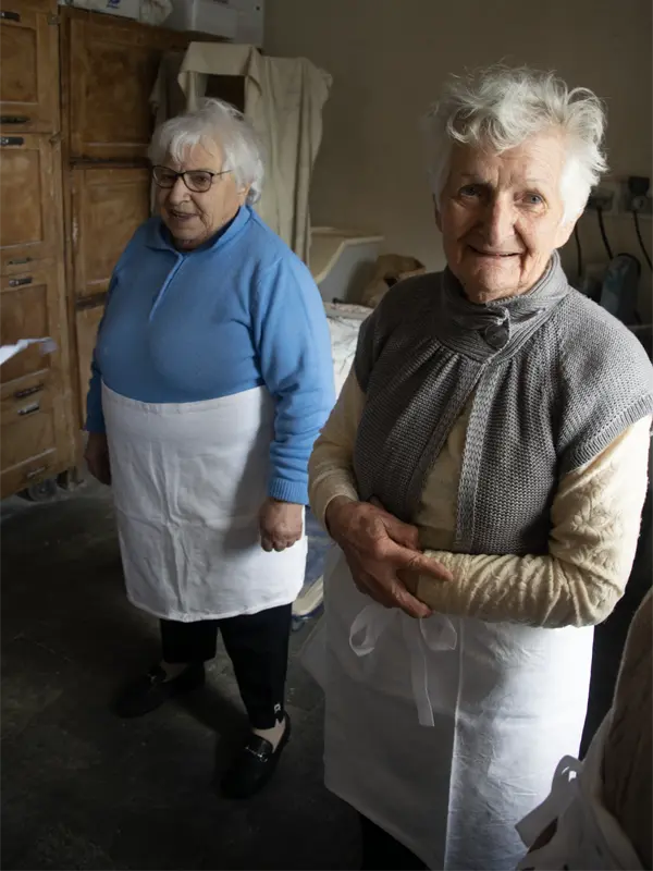 Image de deux personnes âgées lors d'une animation au Fournil Animé